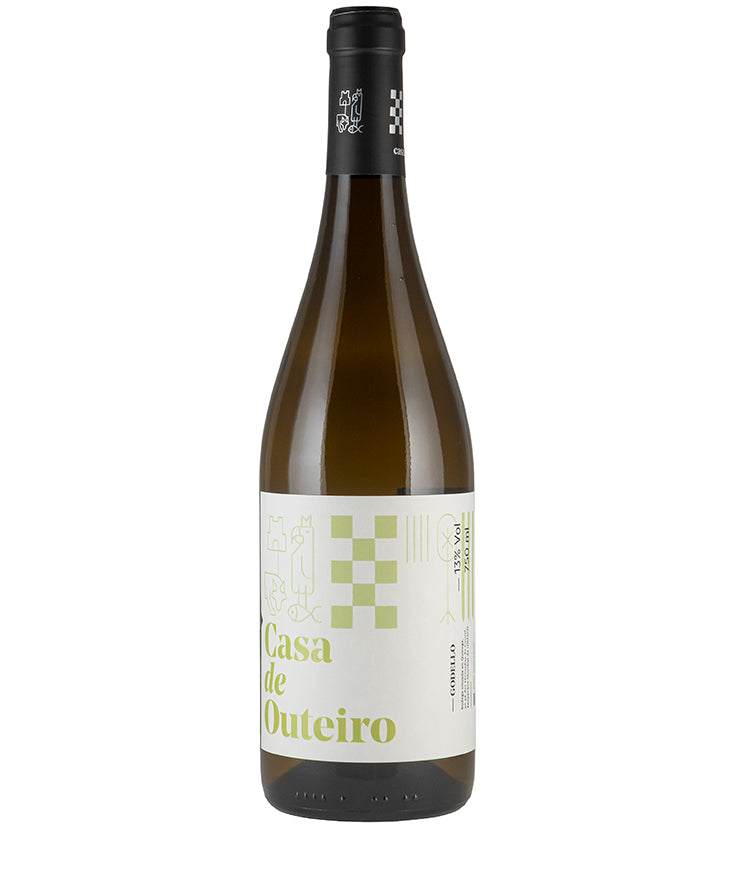Casa de Outeiro Godello 2024 bottle showcasing fine white wine with fresh, fruity citrus and peach aromas from Spain